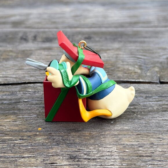 Hallmark & Disney Ornaments Donald and Daisy Duck Lovers' Lodge Surprising Gift - Picture 13 of 15